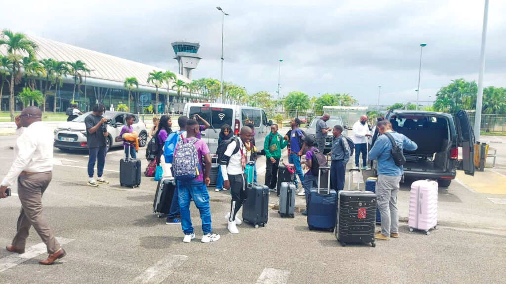 16 jeunes ambassadeurs de développement durable guyanais et leurs professeurs vont à la rencontre de jeunes du collège Boenhoffer de Enschede au Pays-Pays